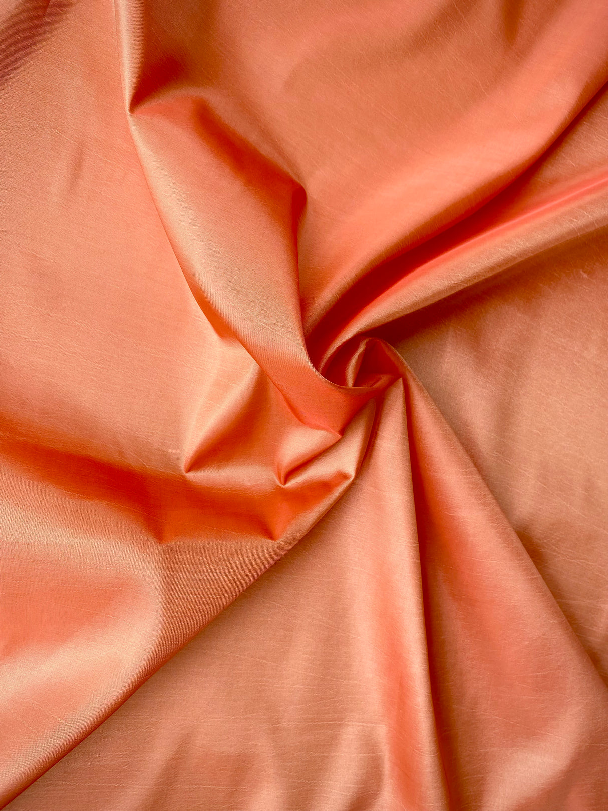 Orange.
Rytmeflag til rytmisk gymnastik, herunder både holdgymnastik og individuel gymnastik, dans, børnerytmik, motorik, bevægelseslege, træning og opvisning. Gymnastik håndredskab med flot visuel effekt. Rytmeflaget laver smukke, bølgende bevægels