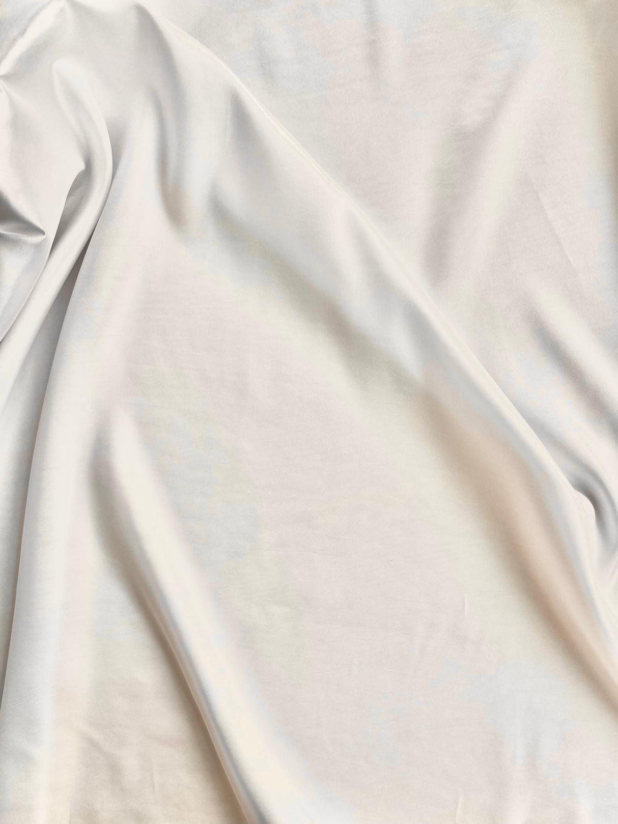 Off White.
Rytmeflag til rytmisk gymnastik, herunder både holdgymnastik og individuel gymnastik, dans, børnerytmik, motorik, bevægelseslege, træning og opvisning. Gymnastik håndredskab med flot visuel effekt. Rytmeflaget laver smukke, bølgende bevæg