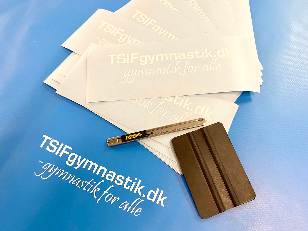 Logo som I selv kan montere på redskaber. Let og hurtigt at arbejde med og kan monteres uden lim.
Logoet overføres direkte fra folien til gymnastikredskaber.
Der medfølger en vejledning sammen med logoerne.
Det er samme type folie som bliver brug