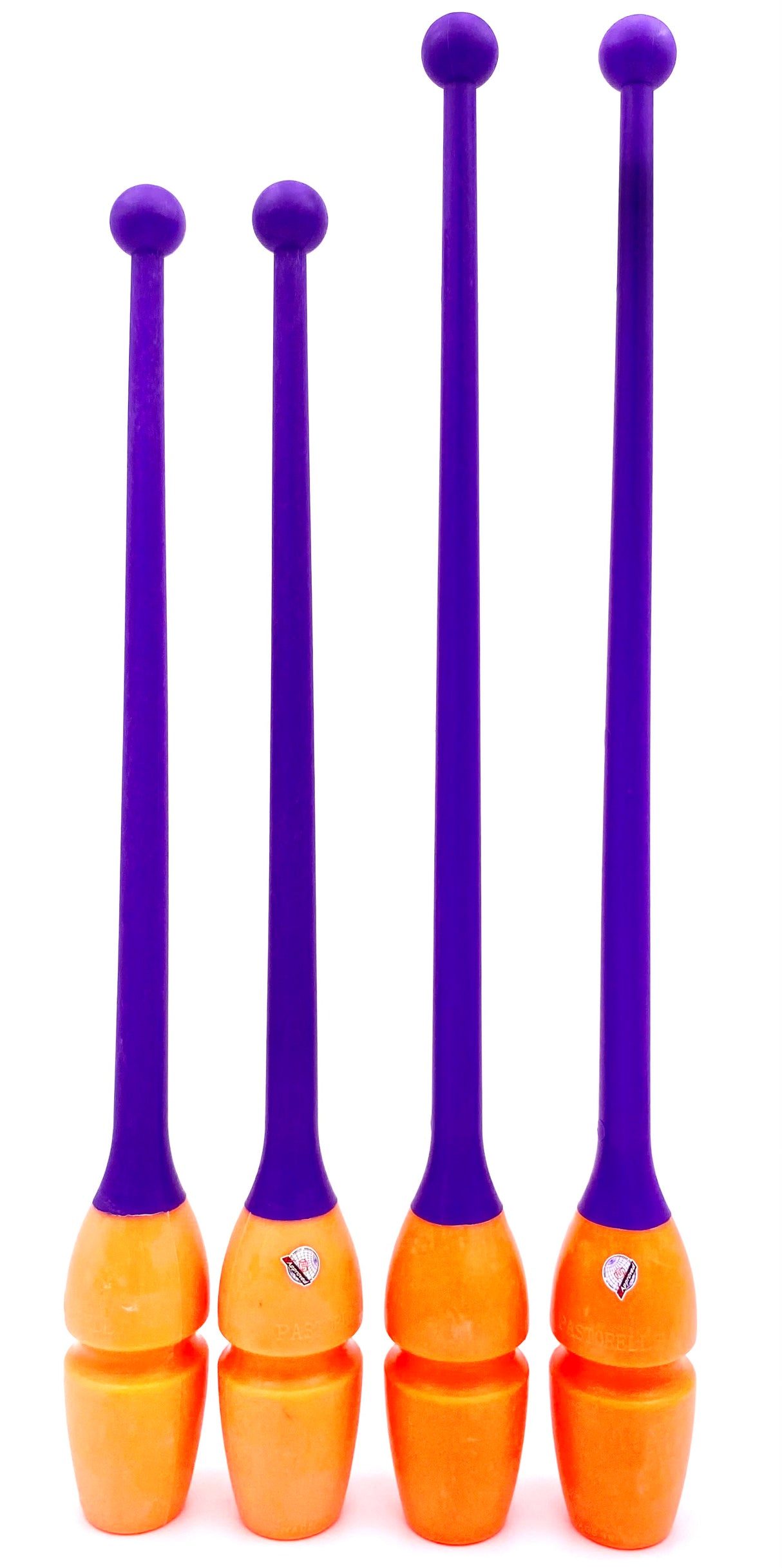 Tofarvet gymnastikkølle fra Pastorelli med en krop (den orange del) af gummi, hvilket gør, at køllen kan stødes mod gulvet og springe tilbage.
Køllerne kan også sættes sammen i forlængelse af hinanden.
En farverig kølle til træning, opvisning, show