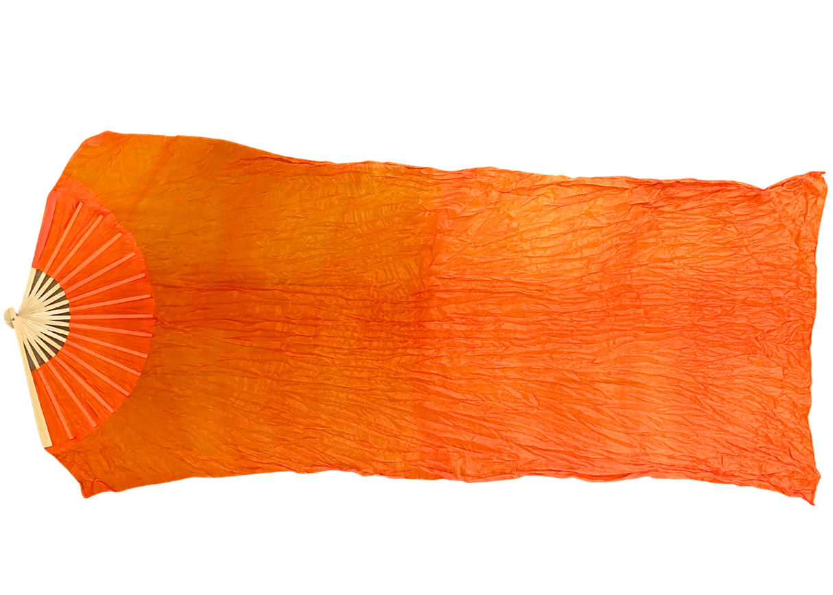 MALA viftevimpel. Viftevimpler er et af de nyeste håndredskaber på markedet. Viftevimplerne findes i flere forskellige flotte farvekombinationer.
Viftevimplen er fremstillet af 170 x 80 cm let og smidigt silkestof, monteret på en 55 cm bred vifte lav