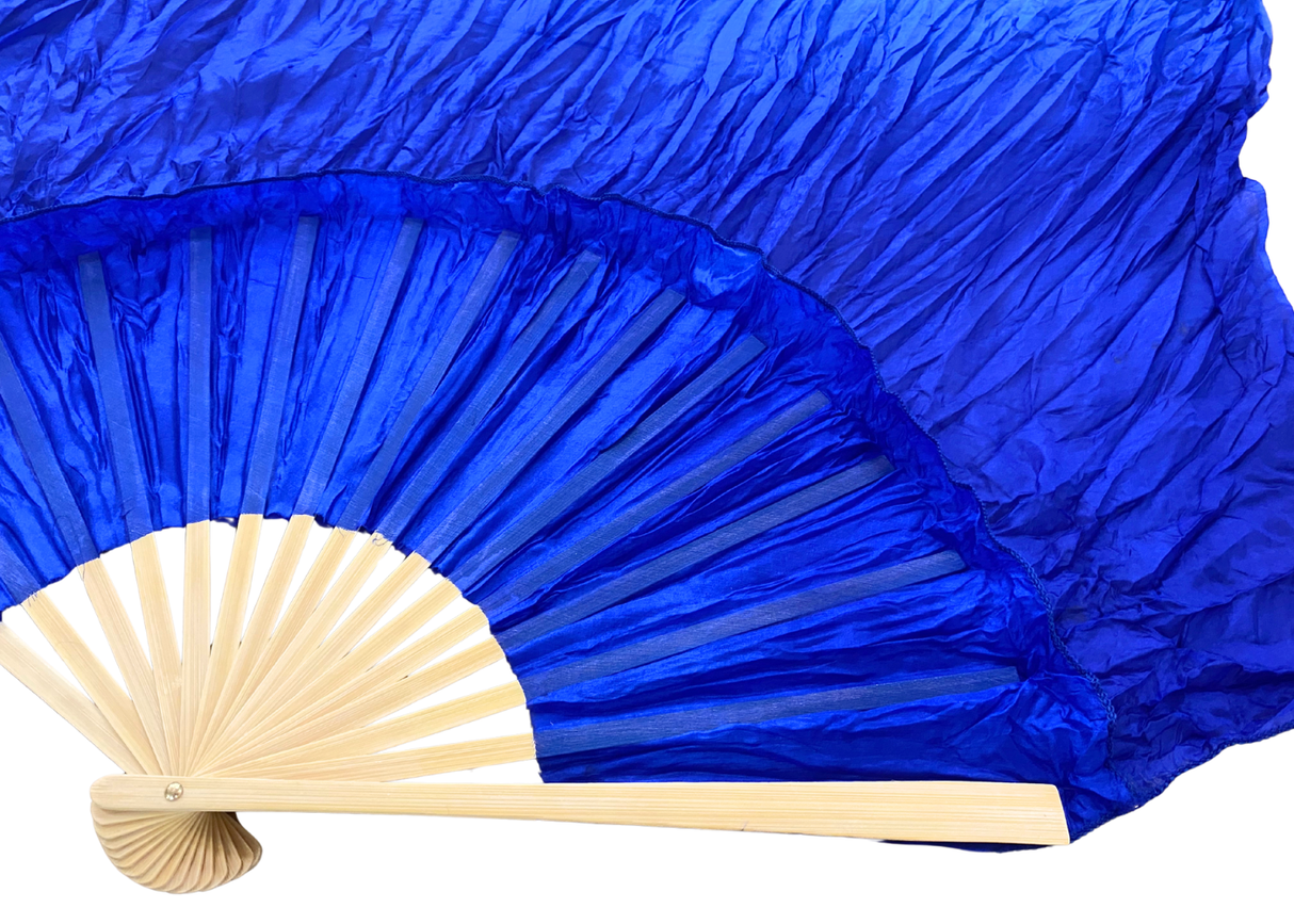 MALA viftevimpel. Viftevimpler er et af de nyeste håndredskaber på markedet. Viftevimplerne findes i flere forskellige flotte farvekombinationer.
Viftevimplen er fremstillet af 170 x 80 cm let og smidigt silkestof, monteret på en 55 cm bred vifte lav