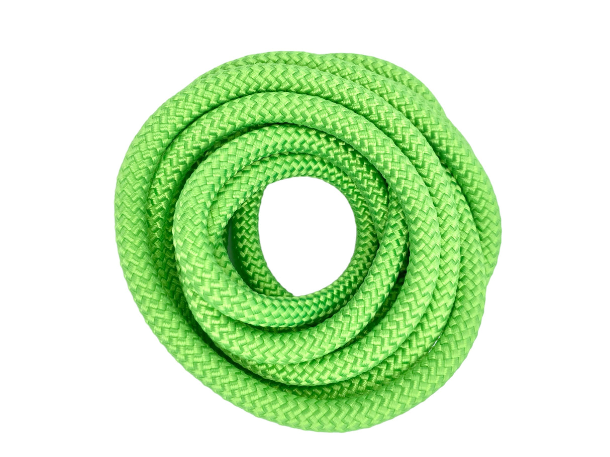 Fluo Grøn
Amaya COMPETITION sjippetov.
Sjippetov til rytmisk gymnastik i absolut topkvalitet fra Amaya. FIG godkendt til konkurrencegymnastik.
Super tæt vævning og en vægt på hele 210 g, som giver sjippetovet optimal tyngde til udførelse af komplek