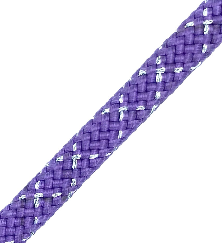 Sjippetov Pastorelli NEW ORLEANS, Lilla/Sølv.
Pastorelli NEW ORLEANS sjippetov er af den bedste kvalitet og et foretrukkent mærke hos topgymnasterne indenfor rytmisk gymnastik.
FIG-godkendt til konkurrencer.
Længde 3 m.
Diameter 9 mm.
Sjippetovet