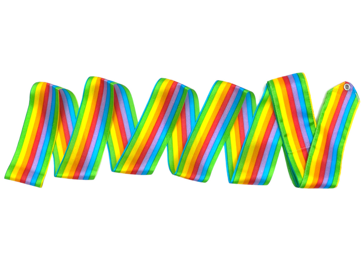 MALA vimpel i regnbuefarver.
Passer til alle aldersgrupper, da vimplen kan tilpasses til den ønskede længde.
5 cm bredt rayonbånd.
Stav sælges særskilt.
Vimpler er et håndredskab til både nybegyndere og erfarne gymnaster.
Vimpler kan udfordre de