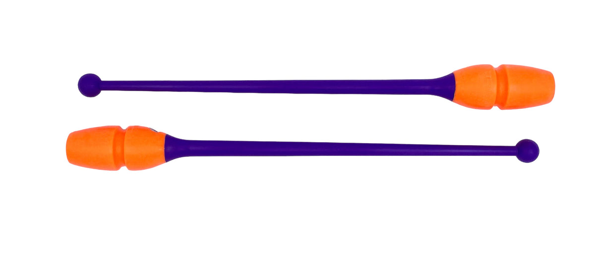 Tofarvet gymnastikkølle fra Pastorelli med en krop (den orange del) af gummi, hvilket gør, at køllen kan stødes mod gulvet og springe tilbage.
Køllerne kan også sættes sammen i forlængelse af hinanden.
En farverig kølle til træning, opvisning, show