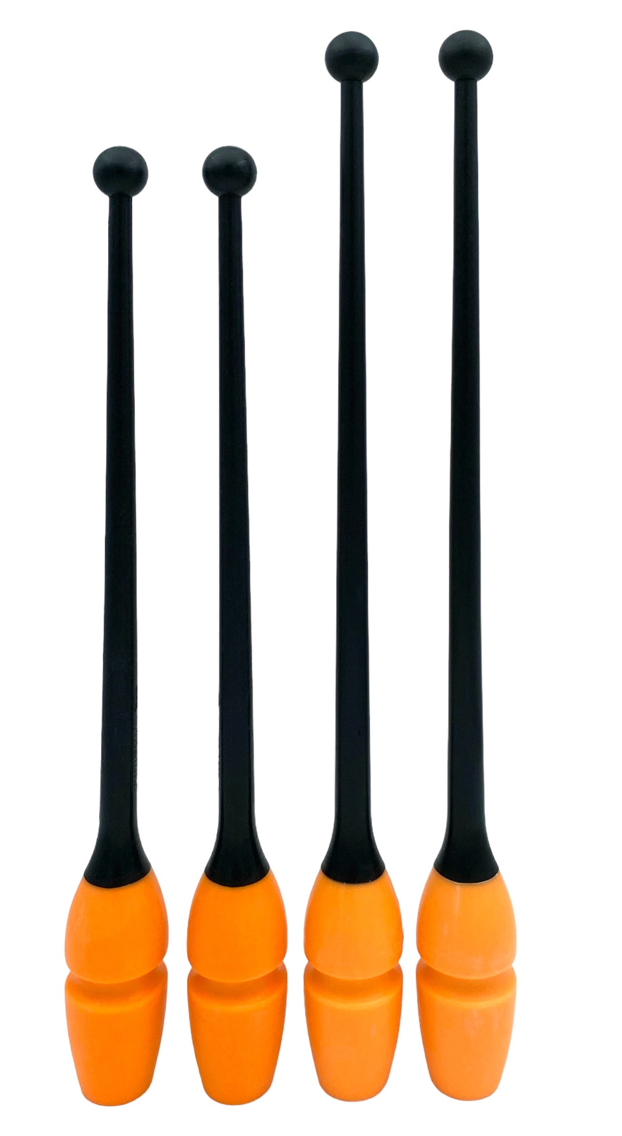 Tofarvet gymnastikkølle fra Pastorelli med en krop (den orange del) af gummi, hvilket gør, at køllen kan stødes mod gulvet og springe tilbage.
Køllerne kan også sættes sammen i forlængelse af hinanden.
En farverig kølle til træning, opvisning, show