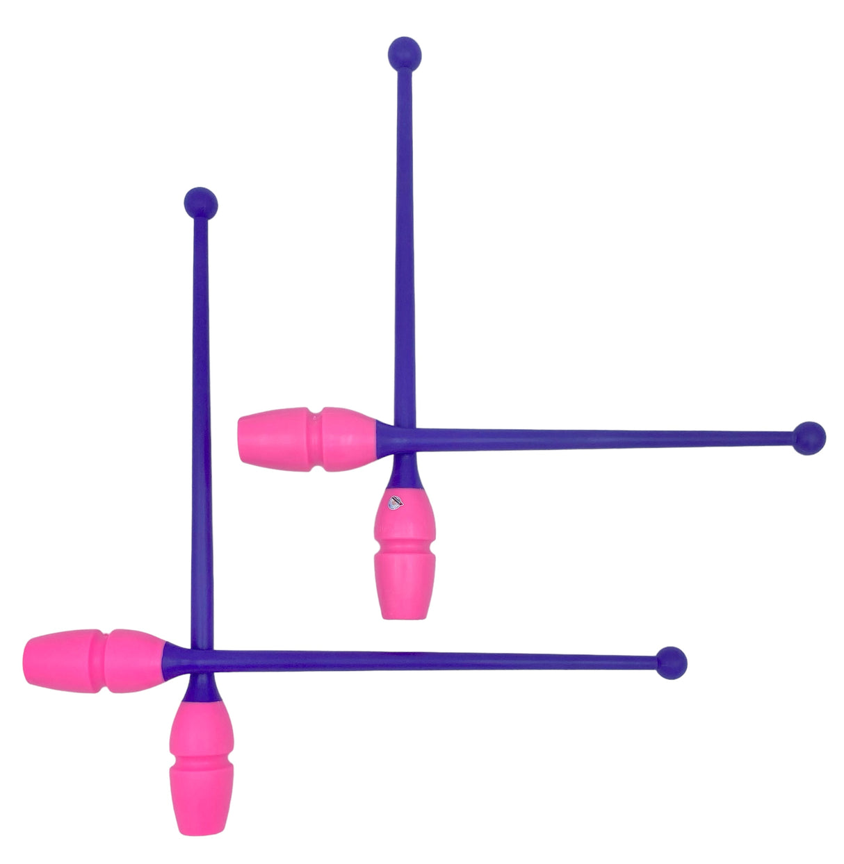 Tofarvet gymnastikkølle fra Pastorelli med en krop (den pink del) af gummi, hvilket gør, at køllen kan stødes mod gulvet og springe tilbage.
Køllerne kan også sættes sammen i forlængelse af hinanden.
En farverig kølle til træning, opvisning, show o