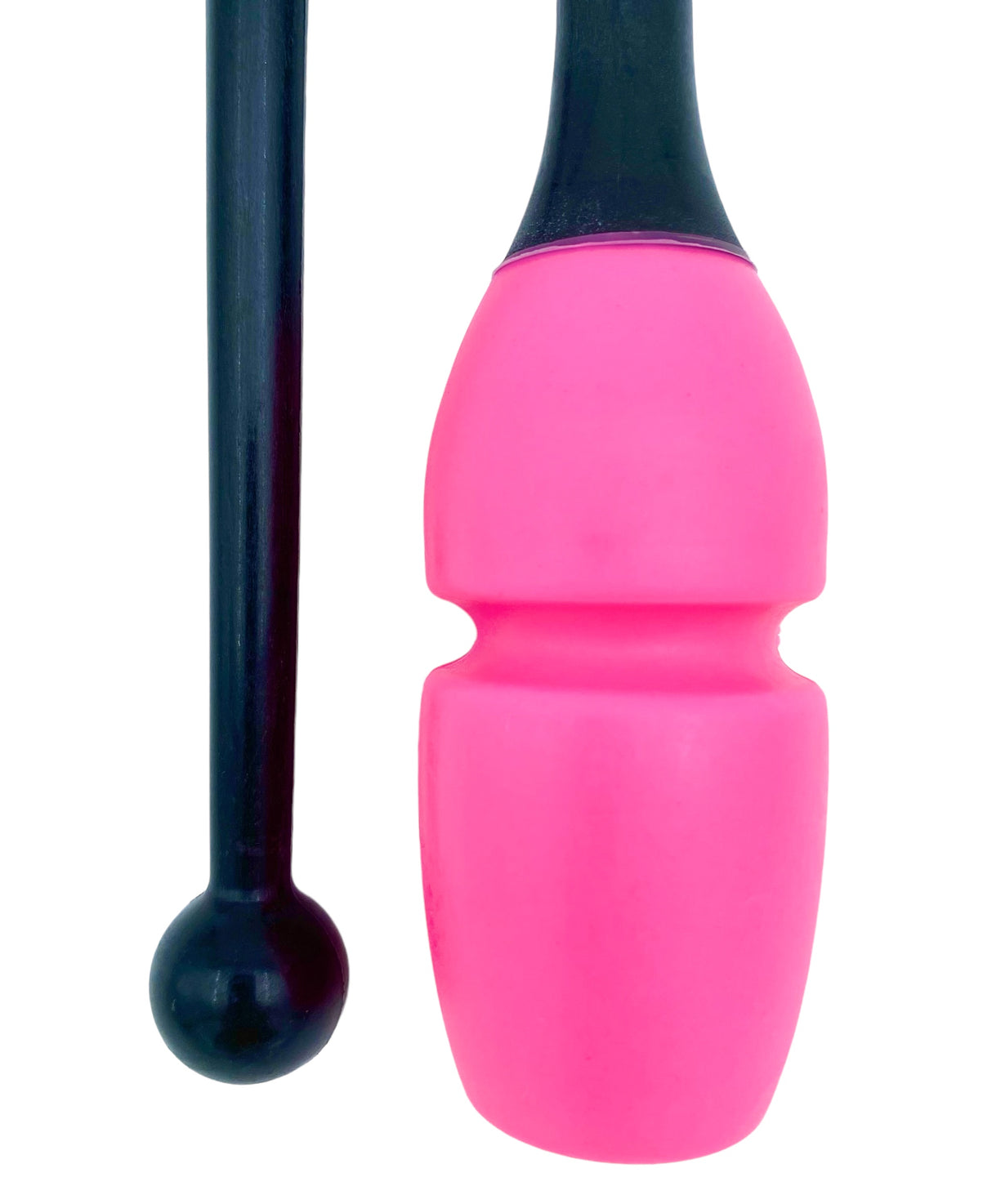 Tofarvet gymnastikkølle fra Pastorelli med en krop (den pink del) af gummi, hvilket gør, at køllen kan stødes mod gulvet og springe tilbage.
Køllerne kan også sættes sammen i forlængelse af hinanden.
En farverig kølle til træning, opvisning, show o