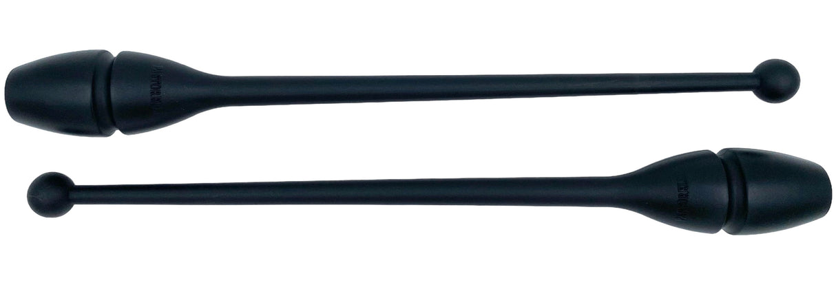 En farverig kølle til træning, opvisning, show og konkurrence.
Italienske Pastorelli står for den absolutte topkvalitet indenfor håndredskaber til rytmisk gymnastik. De tilbyder et bredt udvalg af udstyr, herunder tøndebånd, køller, bolde, vimpler