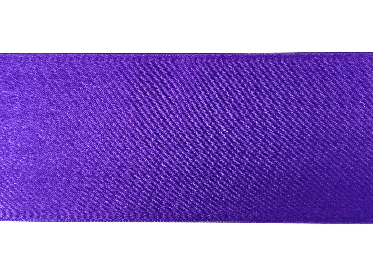 Amaya Vimpel til rytmisk gymnastik.
Amayas vimpel er det perfekte valg for rytmiske gymnaster, uanset om det er til træning eller opvisning.
Vimplerne er 6 meter lange og er lette nok til at bevæge sig elegant gennem luften, men har stadig tilstrækk