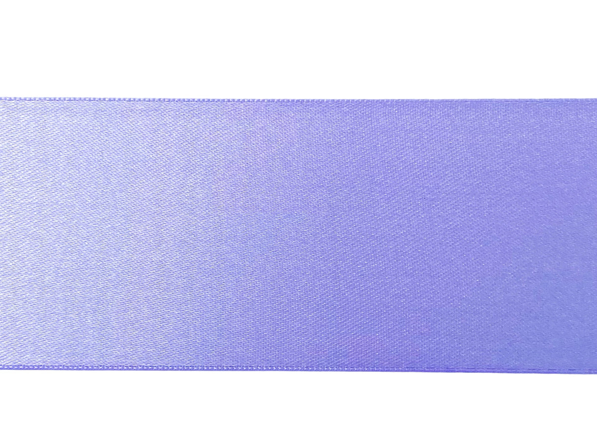 Amaya Vimpel til rytmisk gymnastik.
Amayas vimpel er det perfekte valg for rytmiske gymnaster, uanset om det er til træning eller opvisning.
Vimplerne er 6 meter lange og er lette nok til at bevæge sig elegant gennem luften, men har stadig tilstrækk