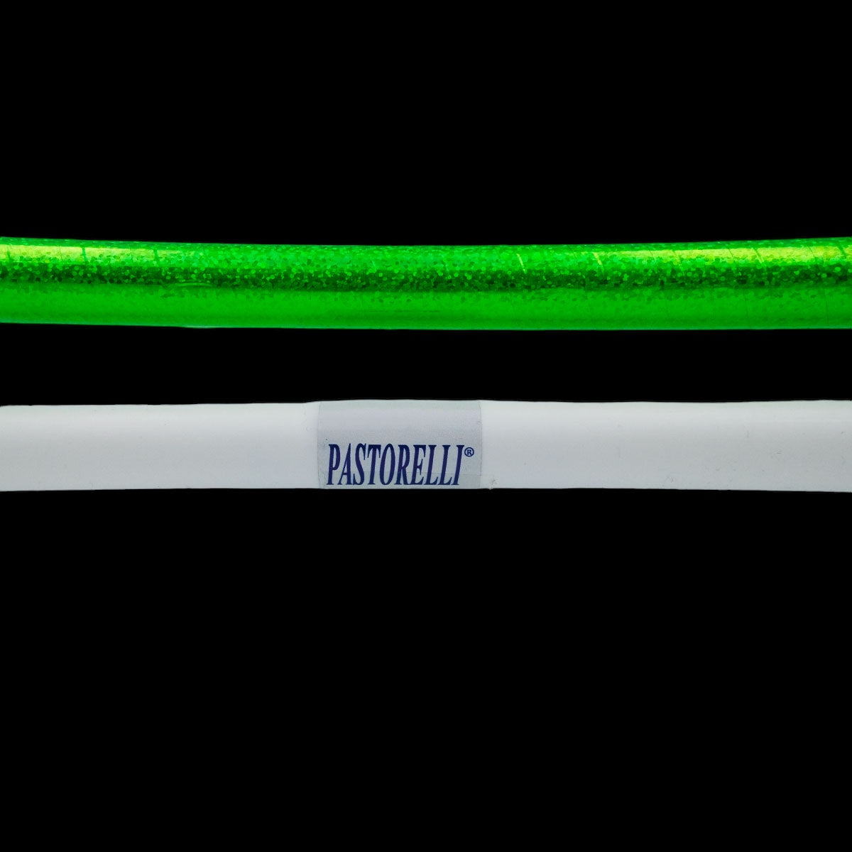 SIDNEY Pastorelli Tøndebånd.
Snit diameter 14-15 mm.
Fås i størrelse 80, 85 og 90 cm, som refererer til tøndebåndets indre diameter.
Tøndebåndet er hvidt og sælges uden tøndebåndstape. Se vores enorme udvalg af tøndebåndstape!
Tøndebåndet SIDNEY fr