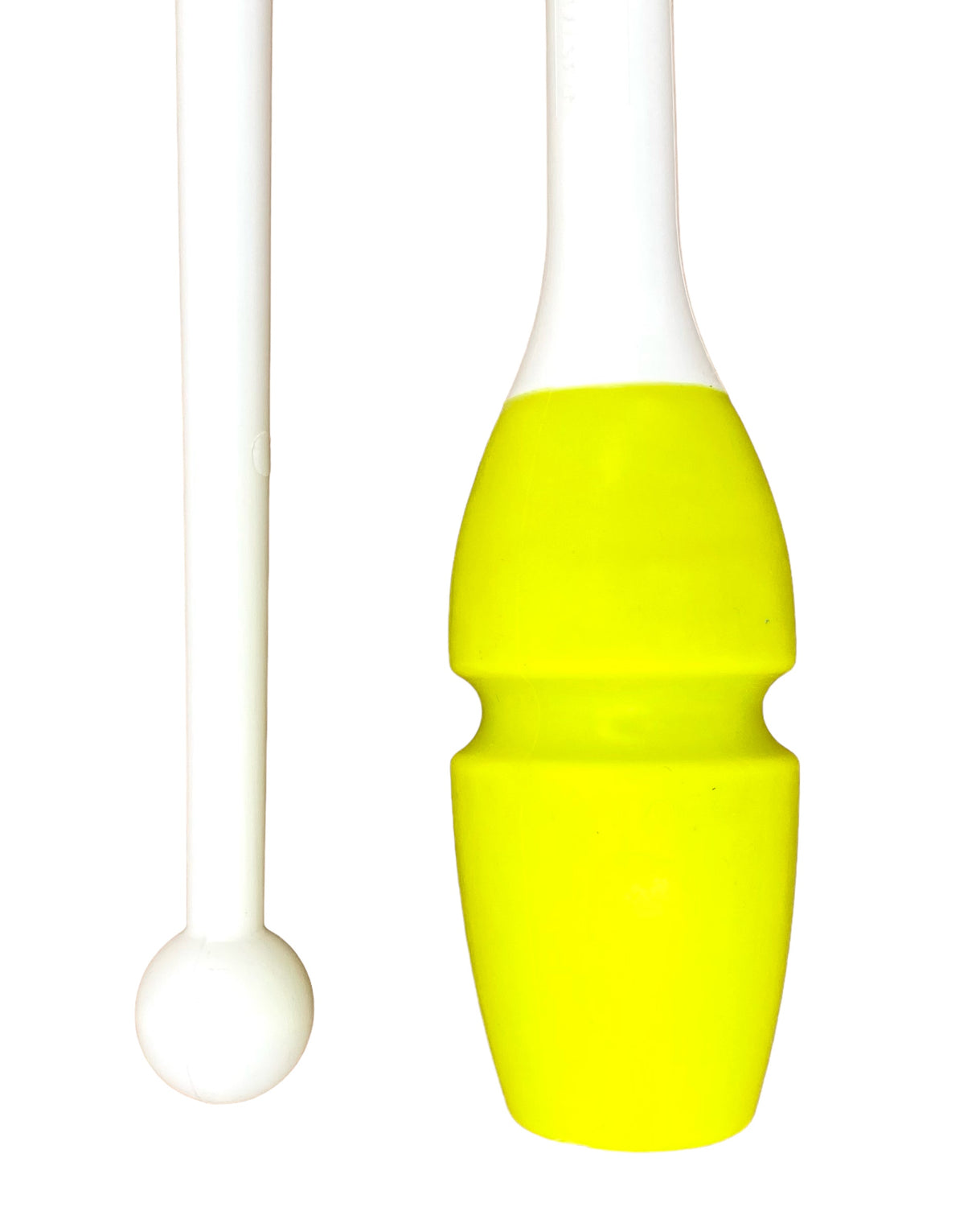 Tofarvet gymnastikkølle fra Pastorelli med en krop (den orange del) af gummi, hvilket gør, at køllen kan stødes mod gulvet og springe tilbage.
Køllerne kan også sættes sammen i forlængelse af hinanden.
En farverig kølle til træning, opvisning, show