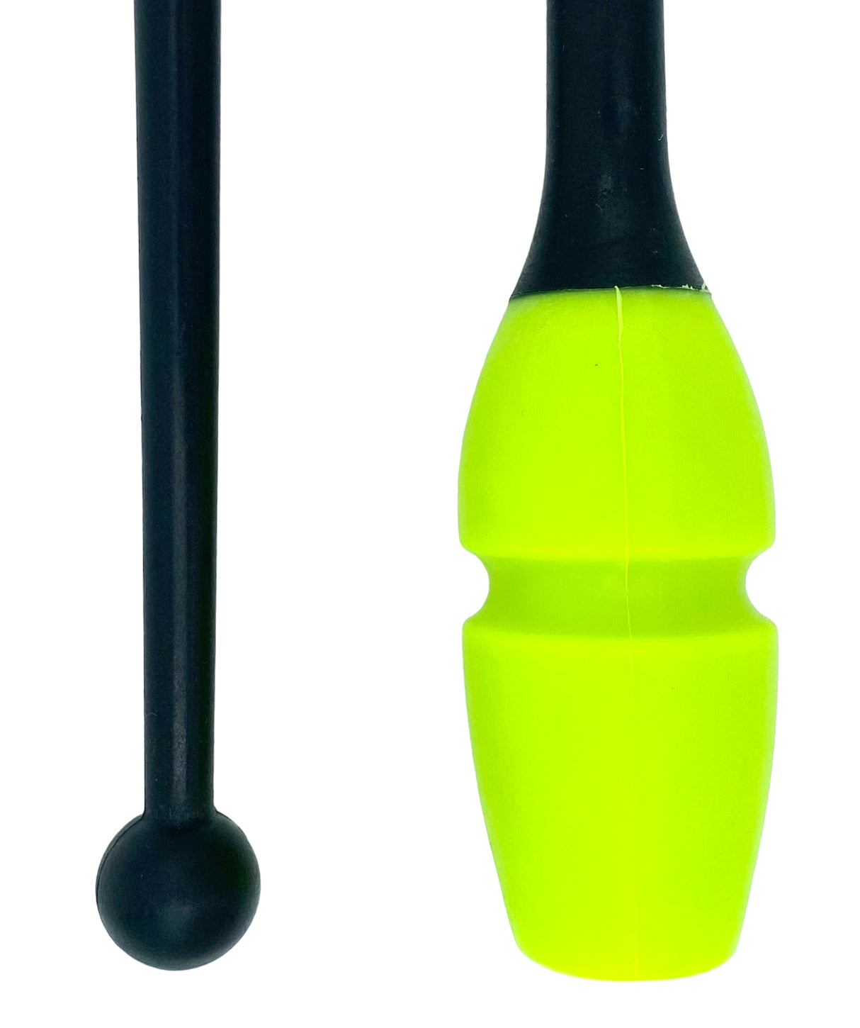 Tofarvet gymnastikkølle fra Pastorelli med en krop (den orange del) af gummi, hvilket gør, at køllen kan stødes mod gulvet og springe tilbage.
Køllerne kan også sættes sammen i forlængelse af hinanden.
En farverig kølle til træning, opvisning, show