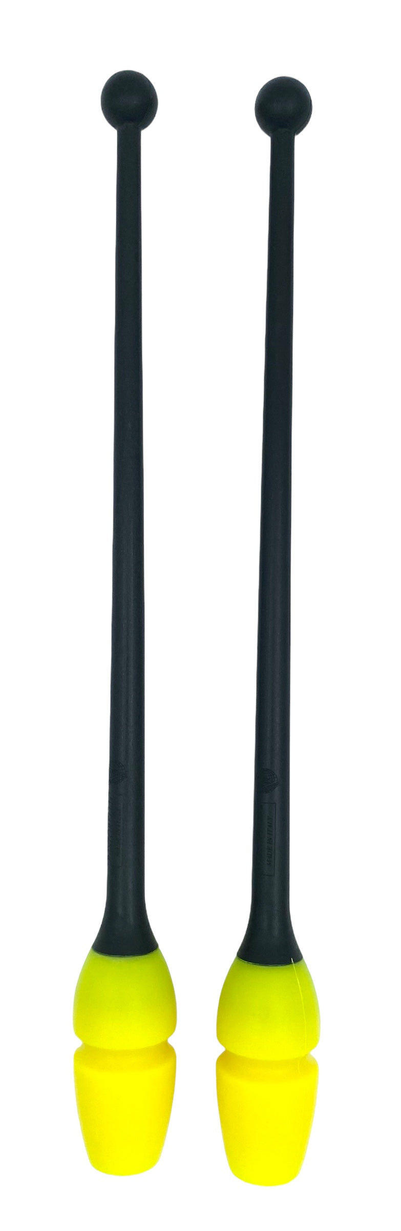 Tofarvet gymnastikkølle fra Pastorelli med en krop (den orange del) af gummi, hvilket gør, at køllen kan stødes mod gulvet og springe tilbage.
Køllerne kan også sættes sammen i forlængelse af hinanden.
En farverig kølle til træning, opvisning, show