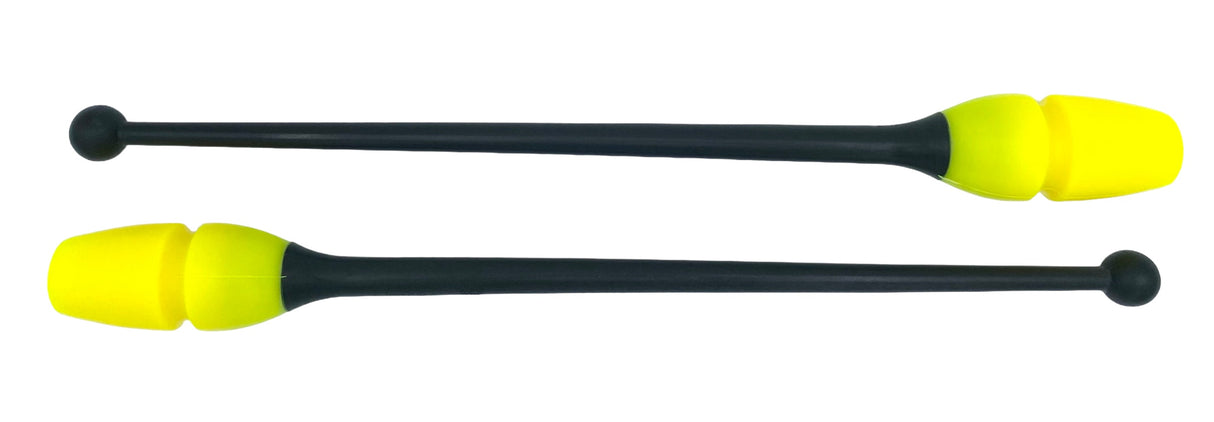 Tofarvet gymnastikkølle fra Pastorelli med en krop (den orange del) af gummi, hvilket gør, at køllen kan stødes mod gulvet og springe tilbage.
Køllerne kan også sættes sammen i forlængelse af hinanden.
En farverig kølle til træning, opvisning, show