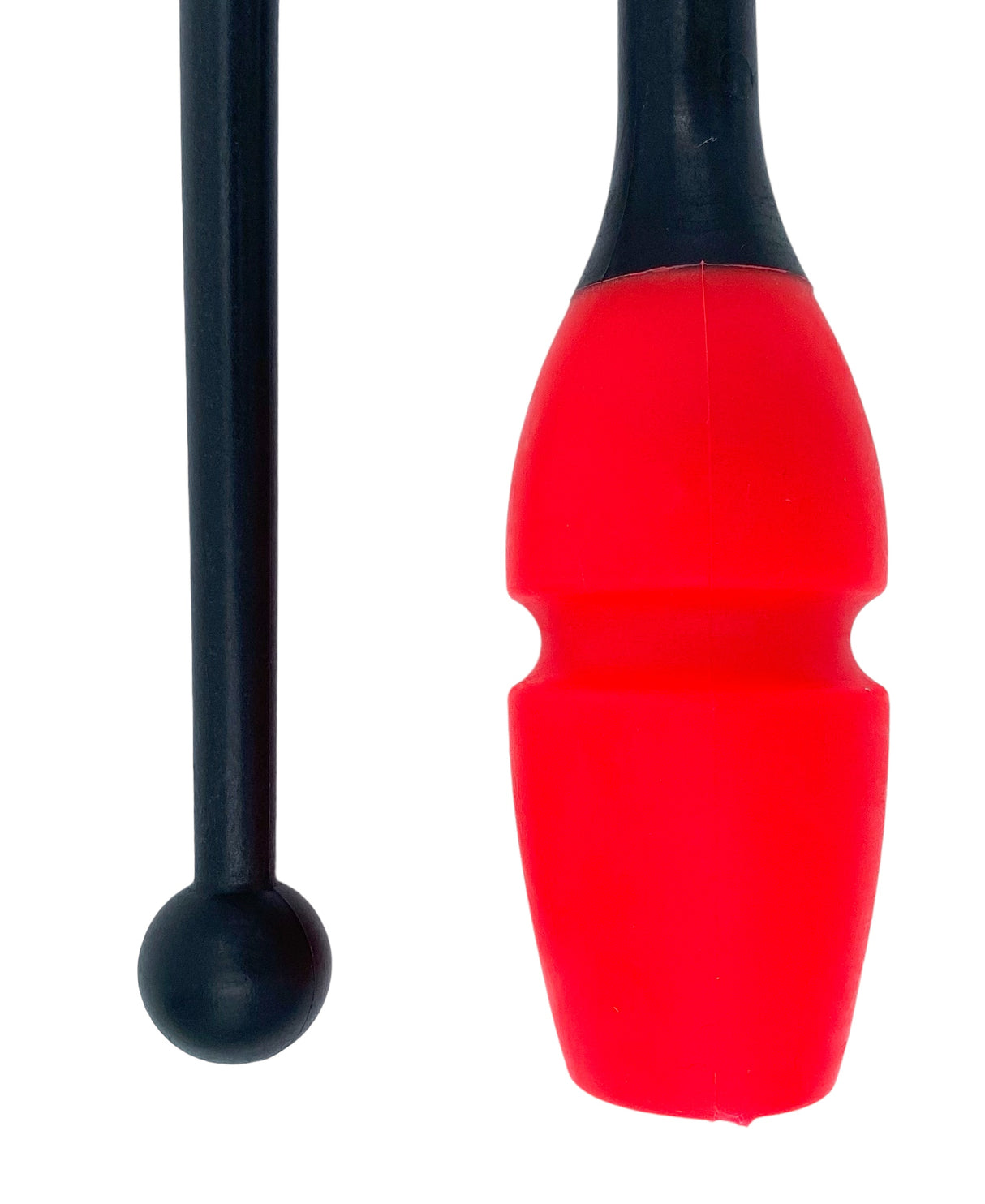 Tofarvet gymnastikkølle fra Pastorelli med en krop af gummi, hvilket gør, at køllen kan stødes mod gulvet og springe tilbage.
Køllerne kan også sættes sammen i forlængelse af hinanden.
En farverig kølle til træning, opvisning, show og konkurrence.