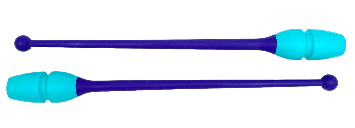 Tofarvet gymnastikkølle fra Pastorelli med en krop af gummi, hvilket gør, at køllen kan stødes mod gulvet og springe tilbage.
Køllerne kan også sættes sammen i forlængelse af hinanden.
En farverig kølle til træning, opvisning, show og konkurrence.