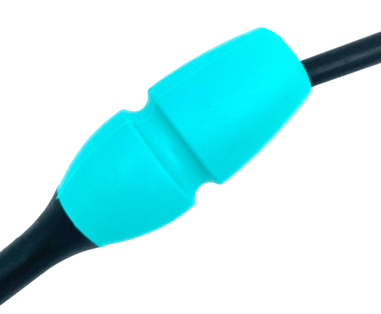 Tofarvet gymnastikkølle fra Pastorelli med en krop af gummi, hvilket gør, at køllen kan stødes mod gulvet og springe tilbage.
Køllerne kan også sættes sammen i forlængelse af hinanden.
En farverig kølle til træning, opvisning, show og konkurrence.