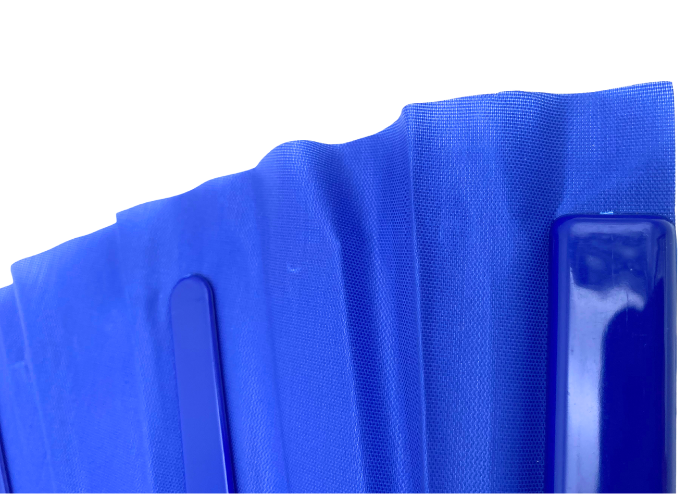 Blå gymnastikvifte. Oplev elegance og effekt på opvisningsgulvet med vores gymnastikvifte. Denne vifte fås i flere forskellige farver, så du kan vælge den, der passer bedst til din stil og optræden. Når viften er udslået, måler den imponerende 60 cm