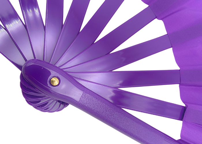 Lilla gymnastikvifte. Oplev elegance og effekt på opvisningsgulvet med vores gymnastikvifte. Denne vifte fås i flere forskellige farver, så du kan vælge den, der passer bedst til din stil og optræden. Når viften er udslået, måler den imponerende 60 c