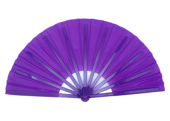 Lilla gymnastikvifte. Oplev elegance og effekt på opvisningsgulvet med vores gymnastikvifte. Denne vifte fås i flere forskellige farver, så du kan vælge den, der passer bedst til din stil og optræden. Når viften er udslået, måler den imponerende 60 c