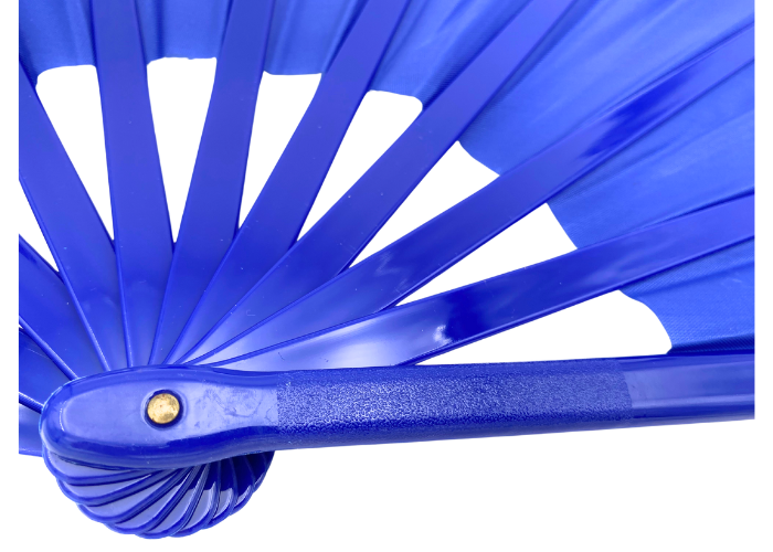 Blå gymnastikvifte. Oplev elegance og effekt på opvisningsgulvet med vores gymnastikvifte. Denne vifte fås i flere forskellige farver, så du kan vælge den, der passer bedst til din stil og optræden. Når viften er udslået, måler den imponerende 60 cm
