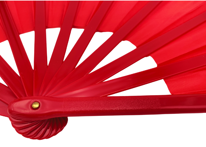 Rød gymnastikvifte. Oplev elegance og effekt på opvisningsgulvet med vores gymnastikvifte. Denne vifte fås i flere forskellige farver, så du kan vælge den, der passer bedst til din stil og optræden. Når viften er udslået, måler den imponerende 60 cm