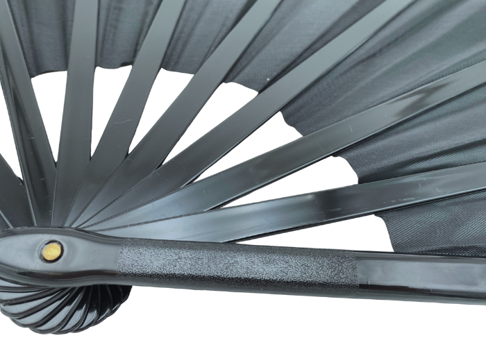 Sort gymnastikvifte. Oplev elegance og effekt på opvisningsgulvet med vores gymnastikvifte. Denne vifte fås i flere forskellige farver, så du kan vælge den, der passer bedst til din stil og optræden. Når viften er udslået, måler den imponerende 60 cm