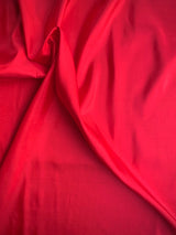 Rød. 
Rytmeflag til rytmisk gymnastik, herunder både holdgymnastik og individuel gymnastik, dans, børnerytmik, motorik, bevægelseslege, træning og opvisning. Gymnastik håndredskab med flot visuel effekt. Rytmeflaget laver smukke, bølgende bevægelser 