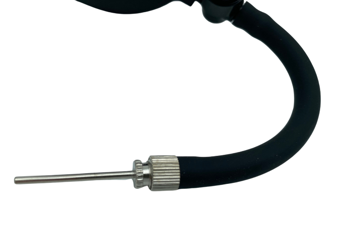 Håndpumpe fra Amaya til rytmisk gymnastikbolde.
Fremstillet af blød plast. Nem betjening. Indvendig ventil til at lede luften. Drej på skruen for at vælge, om der skal luft ind til oppustning eller ud til udtømning.

Lille, smart og funktionel.