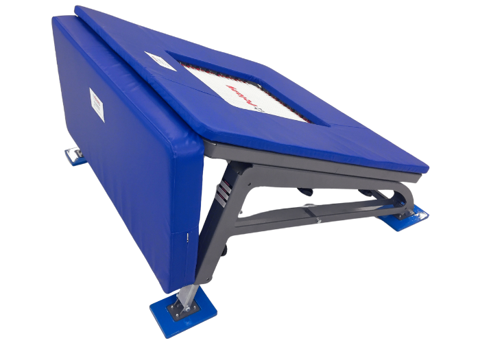 Bumper til FALCON minitrampolin fra Pelany.
Bumperen er en sikkerhedsafskærmning mellem minitrampolin og nedspringsmåtte/springgrav, som er fastmonteret med velcro på minitrampolinen.
Bumperen er produceret af formstærkt, blødt skum, betrukket med kr