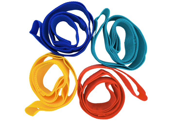 Disse markeringsbånd, som fås i fire klare farver, er perfekte til at skabe overblik og struktur under træning, konkurrencer eller leg! 
Farverne gør det nemt at inddele hold, så alle kan fokusere på samarbejde og aktivitet. Ideel til både børn og vo