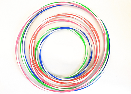 Hulahopring udført i plast.
Formstabilt og god kvalitet.
Rundt plastprofil ø20 mm.
Leveres i ass. farver.