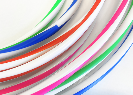 Hulahopring udført i plast.
Formstabilt og god kvalitet.
Rundt plastprofil ø20 mm.
Leveres i ass. farver.