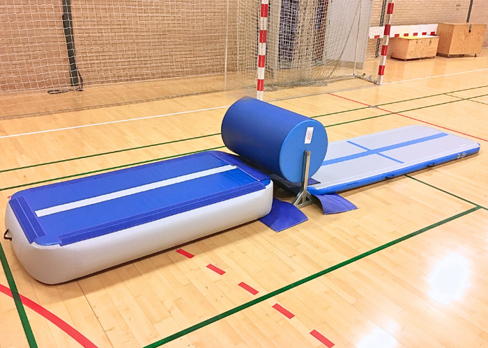 FlikFlak Træner er den perfekte flik trainer til indøvelse af specielt flik-flak, men den kan også bruges til kraftspringstræning.

Børnene elsker den og gør træningen sjov. FlikFlakmaskinen er flik traineren som giver gymnasten mange gentagelser ude