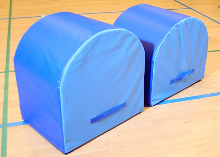 Rulleplint.
Rulleplint er et fantastisk alsidig træningsredskab for både store og små.
Børnehaver, skoler og idrætsforeninger

Kan bruges til forhindringsbaner, flikk-flakk, håndstand og meget mere.

Skumkerne 25 kg. pr. m3.
700 g/m2. PVC dug.
Skrids