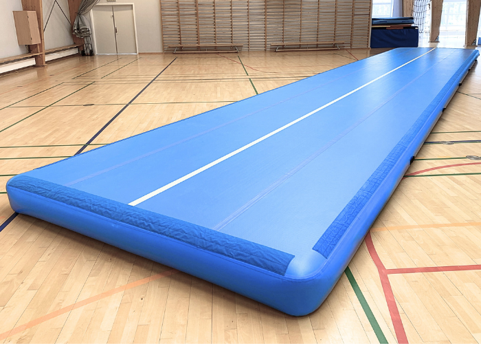 Airtrack Pro 30 cm er et airtrack som henvender sig til gymnastikforeninger, efterskoler og skoler. Der er masser af spring og effektfuldt afsæt til alle aldersgrupper. Hårdhed kan let og hurtigt tilpasses gymnasternes alder og niveau.  Findes i 2 me