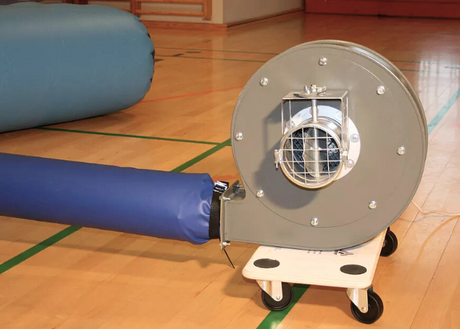 Blæser til airtrack Classic 50 cm.
Parloc blæser til airtrack monteret på træplade,
så den er nem at flytte rundt med.

1.5 kwh.
Vægt ca. 30 kg
230 V.