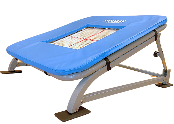 Minitrampolin FALCON® XS - Børnetrampolin fra Pelany.
Designet til at opfylde alle krav og forventninger til den perfekte børnetrampolin.
Minitrampolin FALCON® XS fra Pelany kan højdeindstilles i skråfunktionen/hældningen, således at springeffekten k