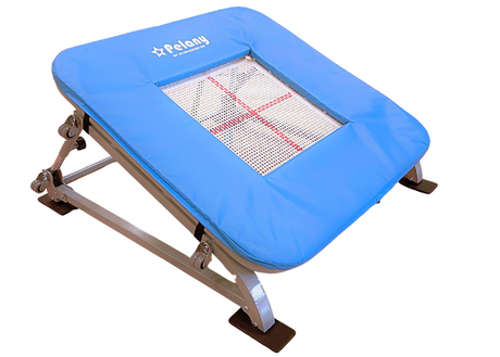 Minitrampolin FALCON® XS - Børnetrampolin fra Pelany.
Designet til at opfylde alle krav og forventninger til den perfekte børnetrampolin.
Minitrampolin FALCON® XS fra Pelany kan højdeindstilles i skråfunktionen/hældningen, således at springeffekten k