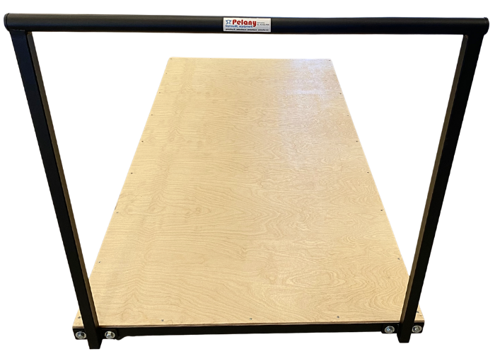 Universalvogn til gymnastikredskaber.
Bøjlen kan tages af hvis der er behov for det.
Men træplade på bunden.

Vognen er 1 meter bred og 2 meter lang.
Praktisk vogn til måtter og skumredskaber.
Dansk kvalitet.
Robust vogn.
Kan bruges til alle typer gy