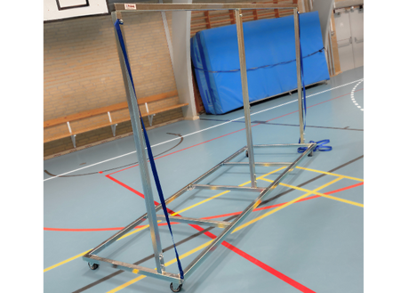 Måttevogn L model.
Redskabsvogn til 2 stk. nedspringsmåtter, tykmåtter eller softmåtter.
4 stk. gummihjul for nem transport.
Elgalvaniseret.

Måttevogn L model har 2 ekstra tværpinde i bunden, så måtterne står bedre på vognen.

Leveres delvis usamlet