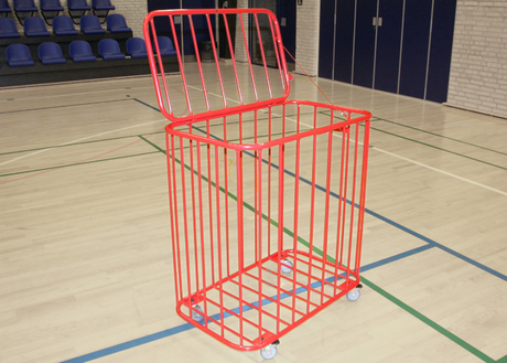 Boldvogn med 4 hjul.
Låg kan låses med hængelås.
Der er plads til ca. 40 stk. bolde Ø19 cm. eller 50 stk. bolde Ø16 cm.
Monteret med gasfjeder i låg.