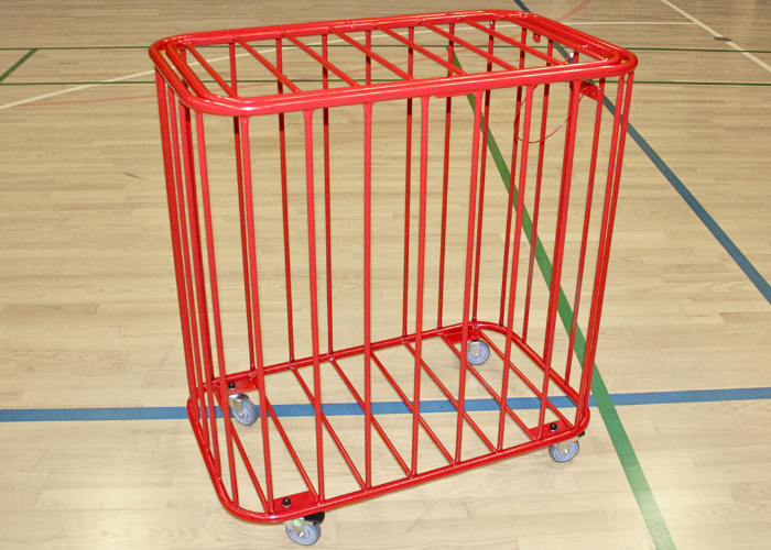 Boldvogn med 4 hjul.
Låg kan låses med hængelås.
Der er plads til ca. 40 stk. bolde Ø19 cm. eller 50 stk. bolde Ø16 cm.
Monteret med gasfjeder i låg.