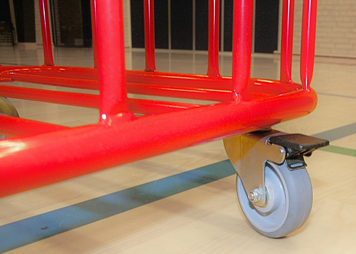 Boldvogn med 4 hjul.
Låg kan låses med hængelås.
Der er plads til ca. 40 stk. bolde Ø19 cm. eller 50 stk. bolde Ø16 cm.
Monteret med gasfjeder i låg.