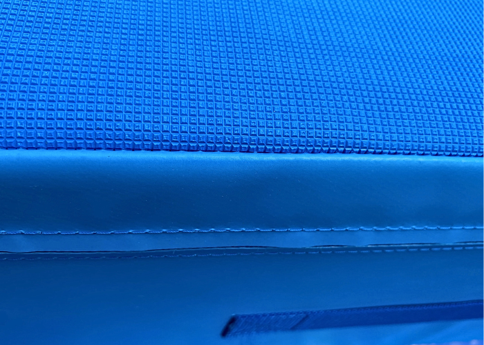 Lille sidekasse GYM til gymnastik.

Kan bruges enkeltvis eller samlet til forskellige springopstillinger.

Skumkvalitet 20 kg. pr. m3.
700 g/m2. PVC dug.
2 stk. kraftige bærehåndtag.
Monteret med velcro.
YKK lynlås.
Skridsikker bund.