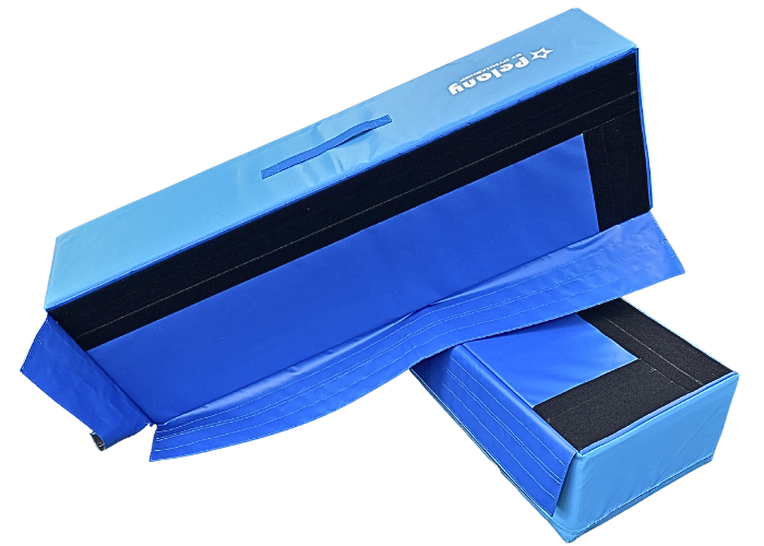 Lille sidekasse GYM til gymnastik.

Kan bruges enkeltvis eller samlet til forskellige springopstillinger.

Skumkvalitet 20 kg. pr. m3.
700 g/m2. PVC dug.
2 stk. kraftige bærehåndtag.
Monteret med velcro.
YKK lynlås.
Skridsikker bund.