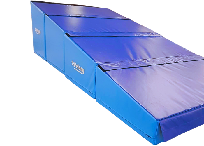 4-delt skumkile.

Består af 4 stk. skumkiler som sættes sammen med velcro.
Kan bruges enkeltvis og sammenhængende.

Foldbar.
H90/15 cm
Skumkerne 25 kg. pr. m3.
700 g/m2. PVC dug med velcro.
Kraftige bærehåndtag.
Skridsikker bund.